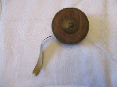 ANCIEN METRE ENROULEUR EN CUIR AVEC PETITE POIGNEE EN CUIVRE JAUNE 11 cm de diam - Photo 1/4