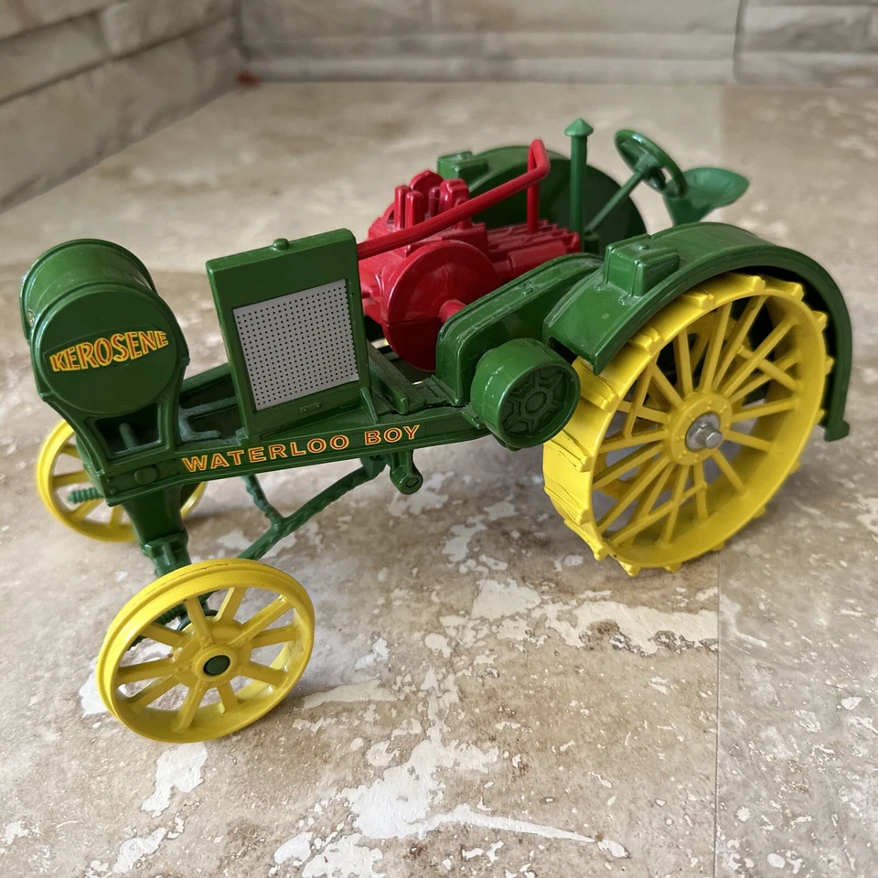 ERTL JOHN DEERE MODEL R WATERLOO BOY~#559~1:16 SCALE~MADE IN USA 1988~DIE CAST - Image 1 of 4