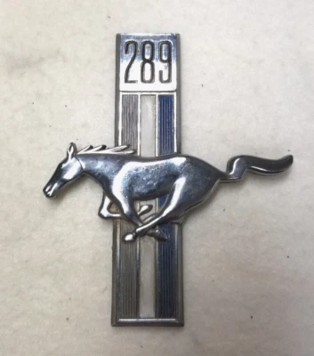Vintage 1967 Ford Mustang 289 Emblema de Cavalo de Corrida Fender OEM C7ZB-16C228, L.H. - Imagem 1 de 4