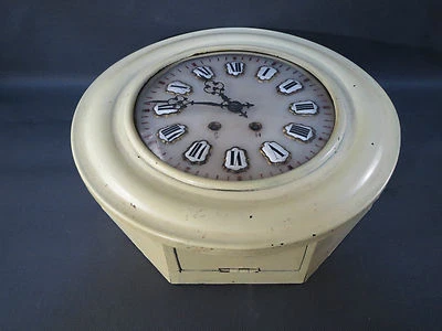 Ancienne horloge murale cadre bois verre bombé avec balancier clé chiffres émail - Photo 1/4