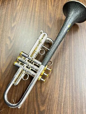 Trompeta daCarbo C, campana de fibra de carbono, acabado plateado, adornos dorados Foto 1 de 4