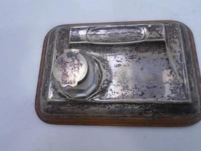 JUEGO DE TINTERO CRISTAL BORDE BISELADO PLATEADO ANTIGUO Y Base Madera  Foto 1 de 4