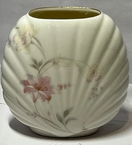 Vintage Seashell Shaped Floral Vase 4-1/2”Tx 4”L x 2”W Excellent Used Condition - Picture 1 of 4