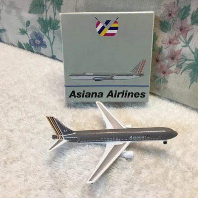 Schabak Boeing 767-300 Asiana Airlines 1:600 DieCast Model 927/162 Germany EUC - Image 1 of 4