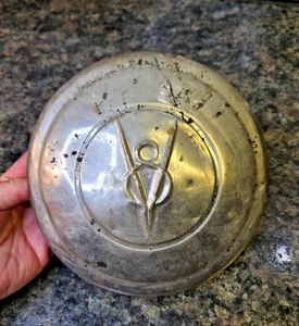 Vintage Ford V8 Center Wheel Cap / Hubcap (Lot 118) - Picture 1 of 6