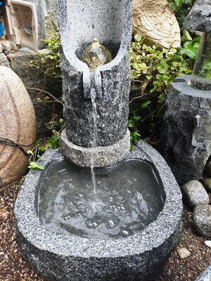 Wasserspiel Gartenbrunnen Granit Wassersäule Glaskugel LED Auslauf grau  Neu - Bild 1 von 4