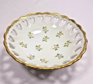 Plato de baratija con patas pintado a mano, agujeros en forma de corazón, flores amarillas, borde dorado - Imagen 1 de 5