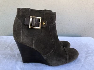 BOTAS BOTÍN TORY BURCH ADRIENNE US 9 M MARRÓN SABLE GAMUZA CUÑA MODA N19 - Imagen 1 de 9