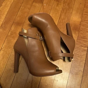 Stivaletti da donna Michael Kors Lawson in pelle punta aperta taglia 5 prezzo al pubblico consigliato $ 119 - Foto 1 di 8