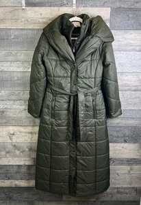 Abrigo acolchado Monzón para mujer talla pequeña caqui Lorena acolchado midi largo con cinturón - Imagen 1 de 10