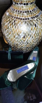 Karen Scott 翡翠绿色天鹅绒和缎面鞋 6.5 码带匹配... — 第 1/4 张图片