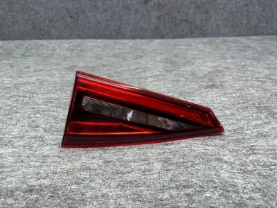 INFINITI QX30 2017-2019 OEM LADO DEL CONDUCTOR IZQUIERDO LUZ TRASERA INTERIOR LÁMPARA MONTAJE LED Foto 1 de 4