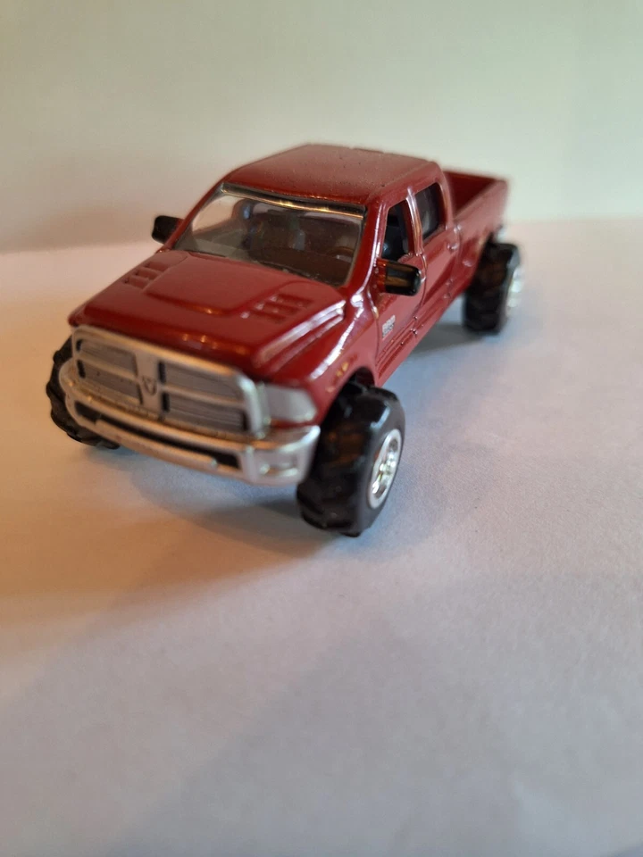 Dodge Ram 2500 2012 trabajo pesado 4x4 con neumáticos grandes tipo barra ancha. Foto 1 de 1