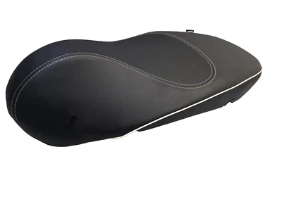 VESPA Sprint 125/150 4T 3V ie 2014-2020,  SEAT Black/ White line OEM: 1B001300 Foto 1 de 4