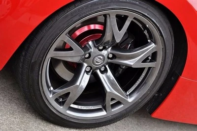 JUEGO DE 4 CUBIERTAS DE COLOR DE CUBO DE RUEDA DELANTERA Y TRASERA PARA ROTOR DE DISCO DE FRENO OEM NISSAN 370Z Foto 1 de 4