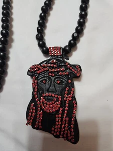 Collar de madera de Jesucristo negro con rojo - Imagen 1 de 2