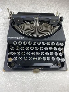 Macchina da scrivere REMINGTON antica da collezione portatile vintage display nucleo nonna - Foto 1 di 16