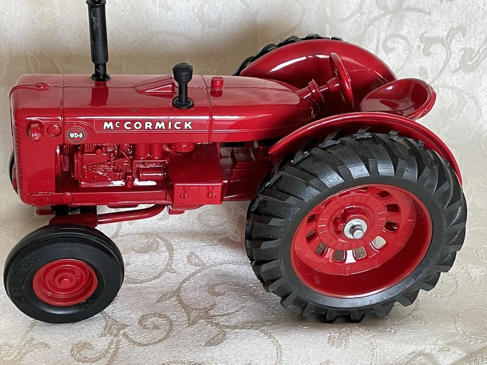 ERTL 1/16 МЕЖДУНАРОДНЫЙ MCCORMICK WD9 ТРАКТОР ФЕРМА ИГРУШКА КРАСНЫЙ WD-9 - Изображение 1 из 4