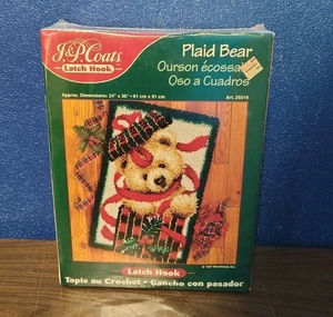J&P Coats Kit gancio chiusura orso plaid natalizio 25519 24”x36” 1997 USA NUOVO CON SCATOLA VINTAGE - Foto 1 di 11
