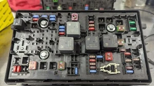 GM 13222782 Fuse Box Relay Module OEM 812461952 Chevy Cruze Malibu - Picture 1 of 2