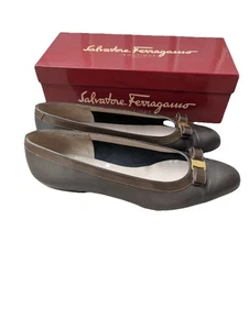 Zapatos de salón Salvatore Ferragamo Vara con arco de cuero topo talla 9,5 con caja hechos en Italia - Imagen 1 de 6