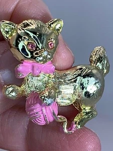 Cat Pink Enamel & Rhinestones GERRYS Vintage Gold Brooch Pin M-3939* - Picture 1 of 4
