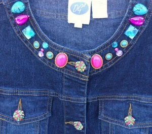 Neu mit Etikett ~ DG2 Diane Gilman Jeansjacke indigoblau mit Edelstein & Cabochonverzierung ~ XS - Bild 1 von 11