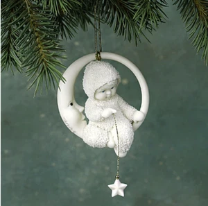 DEPT 56 Snowbabies # 69211 "Baby im Mond" Ornament versiegelt Weihnachten - Bild 1 von 3