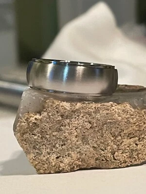 Куполообразный шаг края обручальное кольцо, 8 мм, мужское кольцо, сделано на заказ - Изображение 1 из 4