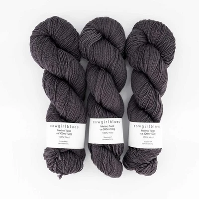 Hilo Merino Twist de Cowgirl Blues; semisólido y pintado a mano Foto 1 de 4