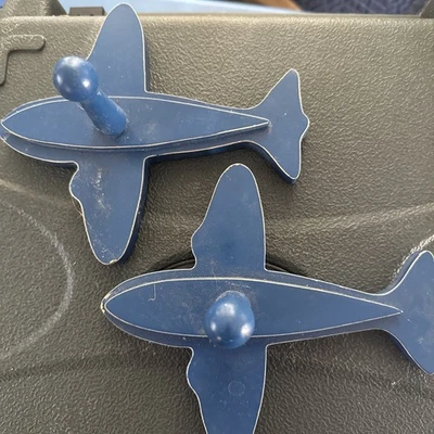 Ganchos de pared de avión azul para abrigos, mochilas.  Foto 1 de 3