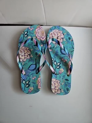 Vera Bradley Women's Flip Flop Peacock Garden Print Sz M (9-9.5)  EUC - Image 1 of 4