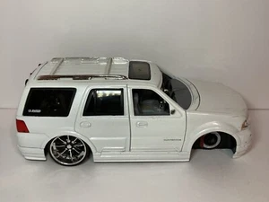Jada Dub City 2003 White Lincoln Navigator Diecast Maßstab 1:24 (gebraucht/für Teile) - Bild 1 von 17