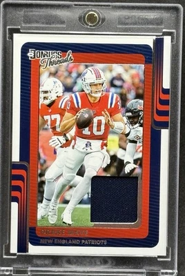 Drake Maye RARA CAMISETA MARINA PACTH TARJETA DE INVERSIÓN PANINI PATRIOTS COMO NUEVA Foto 1 de 2