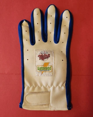 Minnesota Twins Gatorade 1980's SGA Youth Batting Glove -  Baseball    #4E - Image 1 of 4