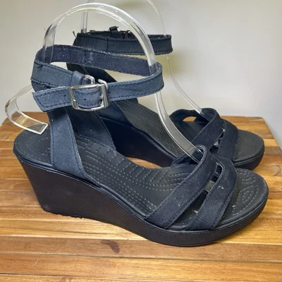 Sandalia Crocs Leigh II para mujer talla 8 negra correa al tobillo tacón de cuña zapatos cómodos Foto 1 de 4