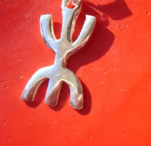 SILBER Marokkanischer freier Mann Zeed Amazigh Tifinagh EINFACH Alphabet Anhänger L23 mm - Bild 1 von 4
