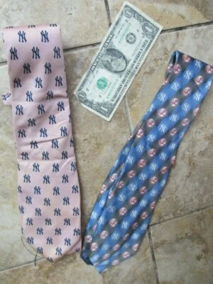 Lote de 2 hermosas corbatas de seda de los NEW YORK YANKEES, logos de los Yankees, alas de águila, REGALO Foto 1 de 4