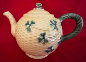 BORDALLO PINNEIRO Teapot SHAMROCK, Green Clover on Cream Basketweave NEW - Picture 1 of 4