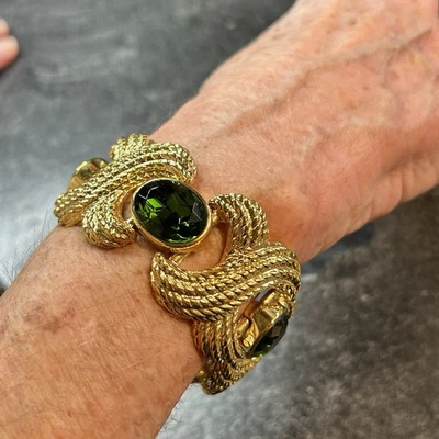 "Brazalete llamativo con bisagras de cuerda tono dorado estrás verde de colección Nolan Miller 8""" Foto 1 de 4