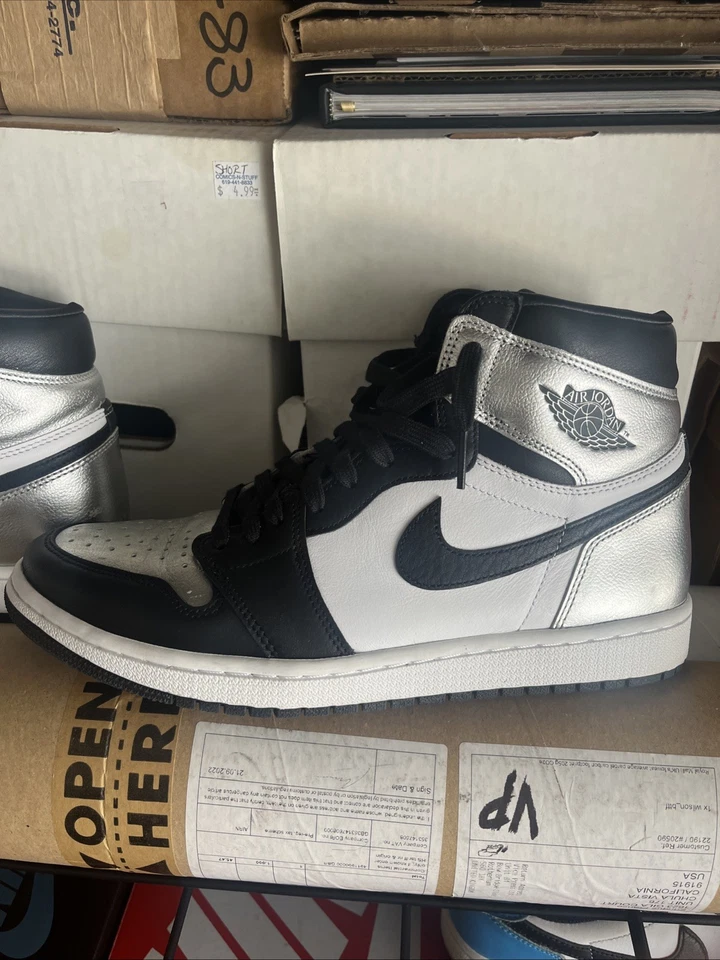 Size 11 .5W/ 10M - Jordan 1 High OG Metallic Silver Pre Owned - Image 1 of 4