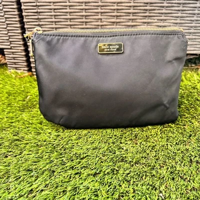 Bolsa cosmética Kate Spade New York preta de náilon com zíper dourado - Imagem 1 de 4