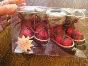 Rot & schwarz karierter Stoff mit Fell Urlaub Schlittschuhe hängende Ornamente 2 Paar ~ Neu in Verpackung! - Bild 1 von 4