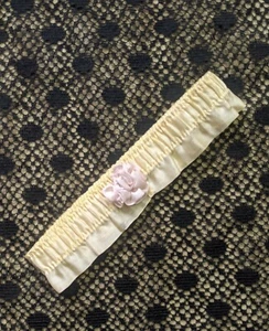 ANTIQUE 1920S PALE LEMON YELLOW SILK GARTER WITH LARGE ROSETTE - Picture 1 of 3