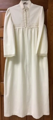 Bata larga vintage Vassarette para mujer con ribete de encaje cremallera terciopelo marfil talla mediana Foto 1 de 4