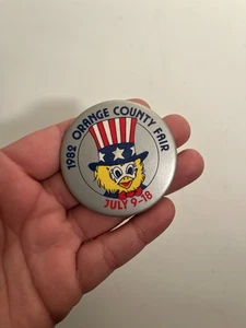 Vintage 1982 Orange County Fair Button California rosso bianco blu zio Sam Eagle  - Foto 1 di 2