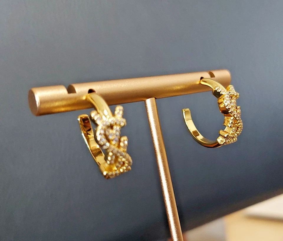 Auténtico. PENDIENTES ARO PEQUEÑOS CRISTAL LOGO YVES SAINT LAURENT YSL TONO DORADO Foto 1 de 4