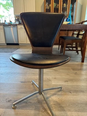 Silla giratoria danesa vintage de mediados de siglo de nogal y cuero Foto 1 de 4