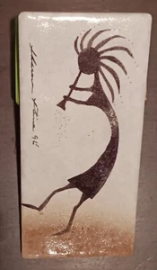 Piastrella artistica Kokopelli originale firmata Sharon Stine 1996 Sintopress Made in Italy 5 - Foto 1 di 4