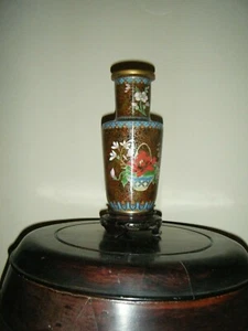 SCHÖNE BRAUNE CLOISONNE VASE AUF GESCHNITZTEM HOLZSTÄNDER - Bild 1 von 12